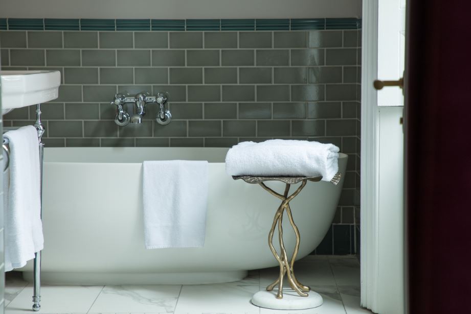 Beautiful clean hotel bathroom.