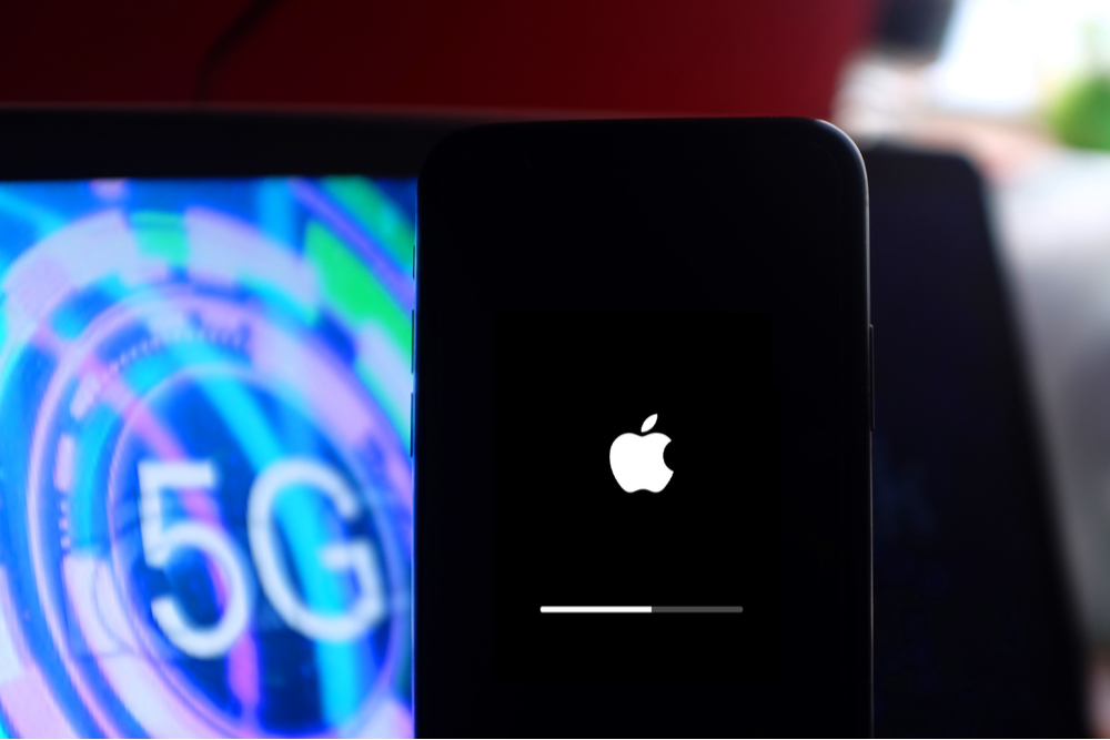 5G screen beside an apple screen.