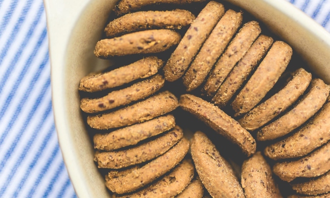 A selection of baked cookies.