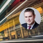 Man inset on image of Bank of Ireland College Green in Dublin.