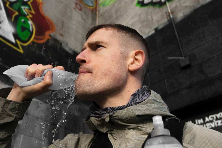 Runner hydrating during endurance training, reflecting the importance of sports nutrition, fuelling strategies and hydration for marathon and long-distance running performance.