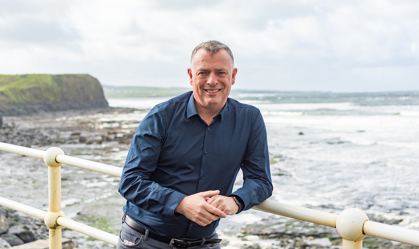 Man standing by sea.